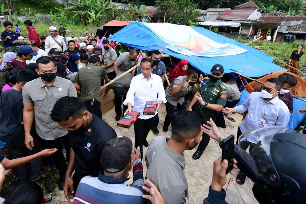 Setelah meninjau posko pengungsi di Taman Prawatasari, Presiden Joko Widodo berhenti di posko pengungsian lainnya di Kampung Warung Bawang, Desa Cibeureum, Kecamatan Cugenang, Kabupaten Cianjur (22/11/2022).