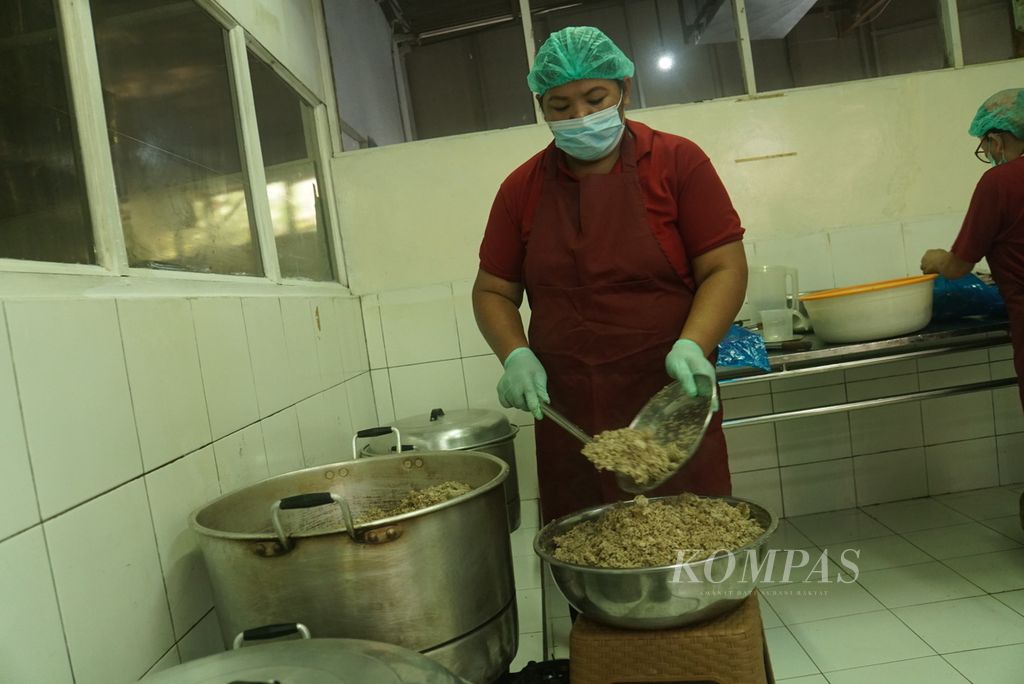 Karyawan memasak abon cakalang di pusat pengolahan UD Trikora di Manado, Sulawesi Utara, Selasa (11/10/2022). Ada 583 kelompok usaha kecil pengolah produk perikanan serta 101 unit pengolahan ikan di 15 kabupaten/kota di Sulut.