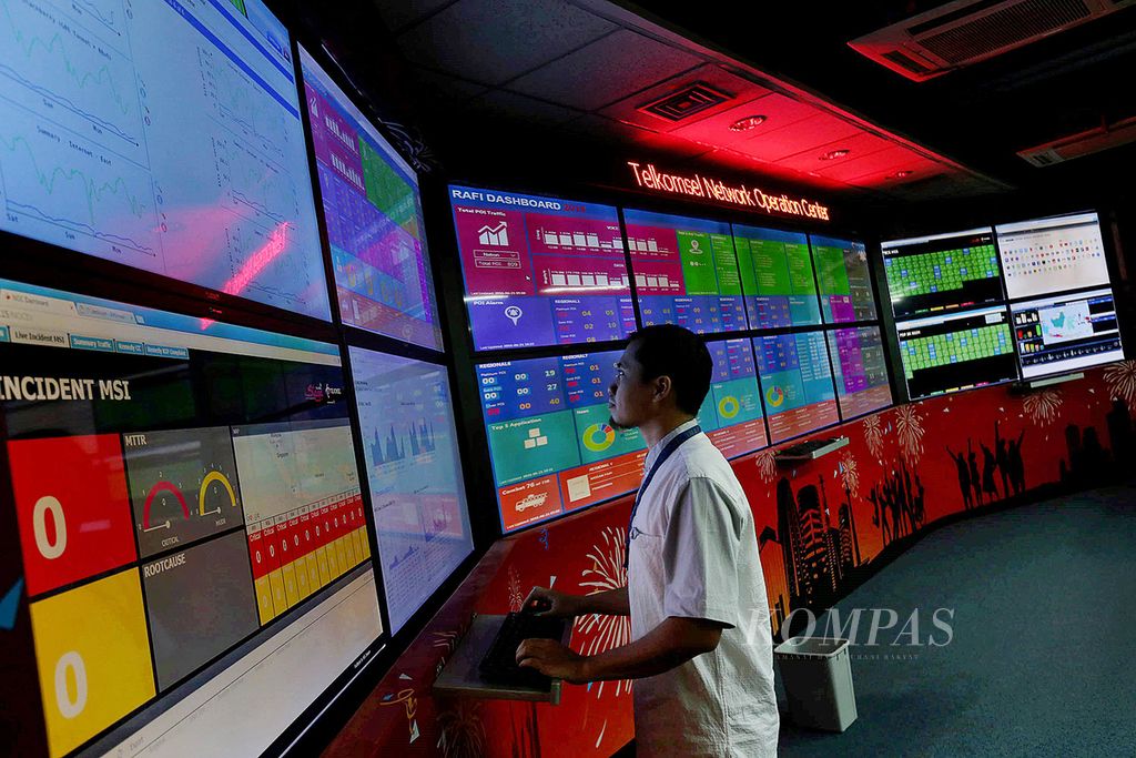 Petugas memantau kualitas jaringan lalu lintas data dan suara di ruangan Network Operation Centre Telkomsel, Jakarta, Selasa (21/6/2016).
