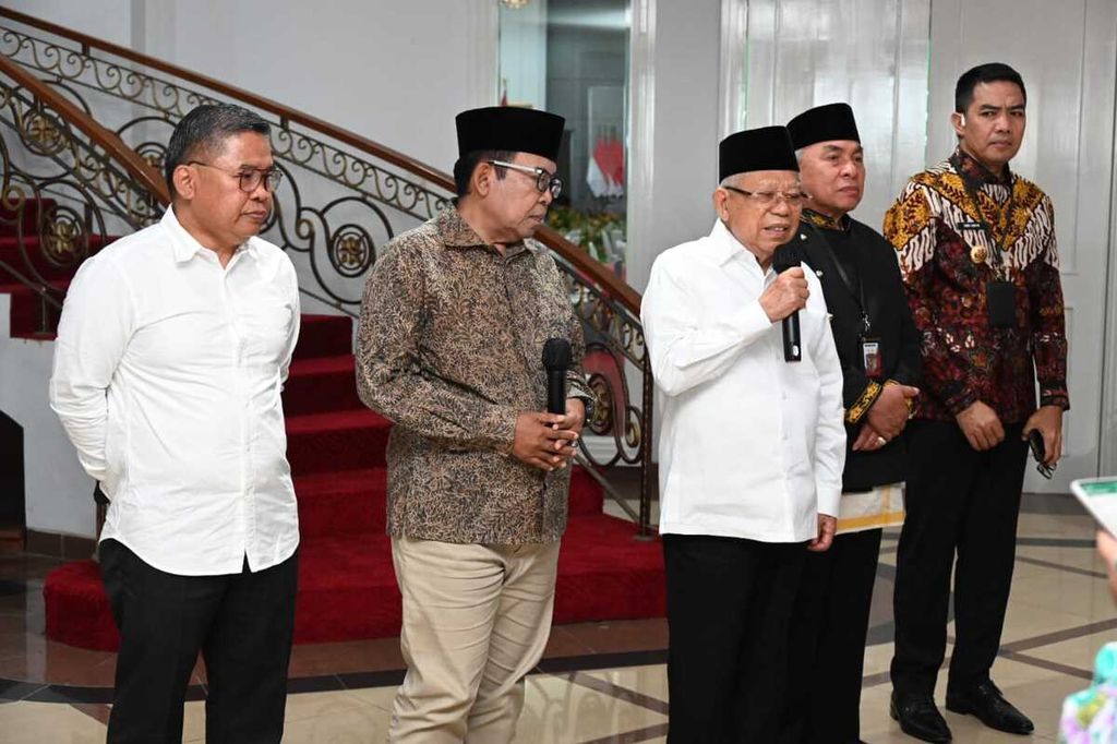 Wakil Presiden Ma'ruf Amin memberikan keterangan kepada wartawan seusai mengukuhkan Komite Daerah Ekonomi dan Keuangan Syariah (KDEKS) Kalimantan Timur di Samarinda, Jumat (4/8/2023). 