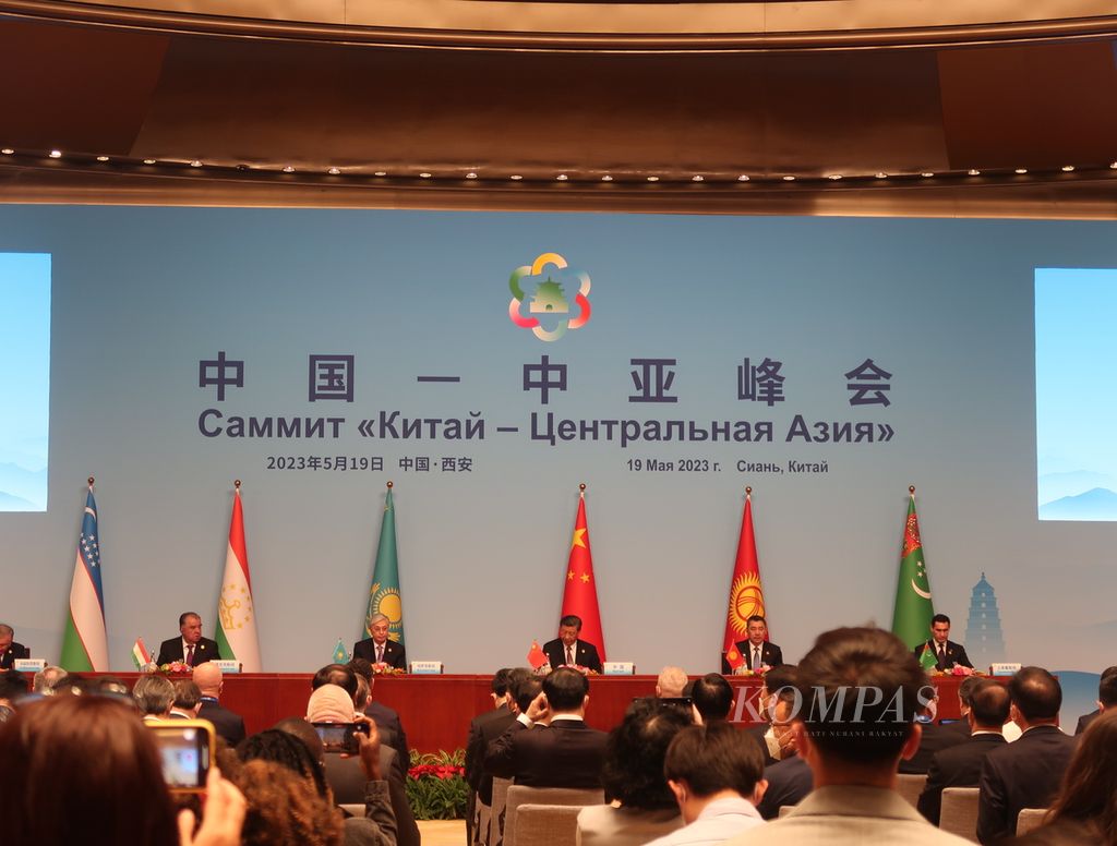 Suasana konferensi pers bersama KTT China-Asia Tengah yang berlangsung di Xi’an, Shaanxi, Jumat (19/5/2023). Presiden China Xi Jinping (keempat dari kiri) berbicara ditemani para kepala negara Kazakhstan, Kirgizstan, Tajikistan, Turkmenistan, dan Uzbekistan.