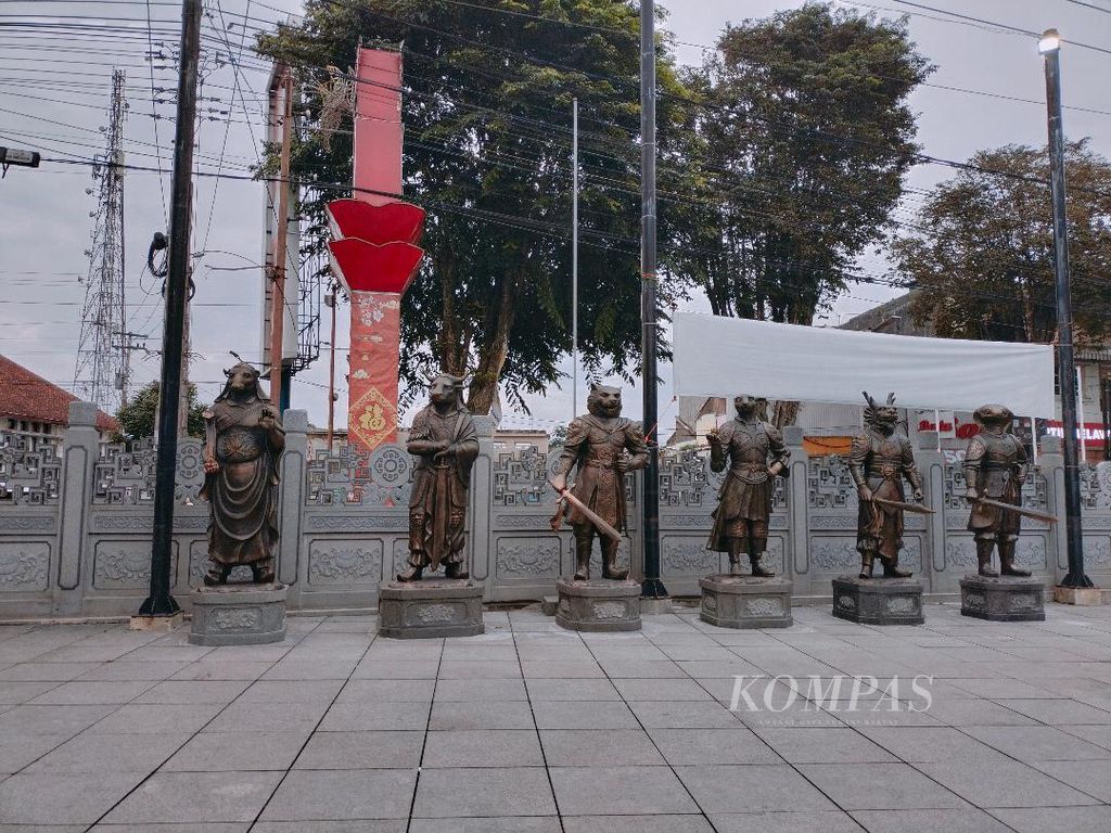 Sebagian patung simbol shio tampak berjajar di halaman Tempat Ibadat Tri Dharma (TITD) Liong Hok Bio, Kota Magelang, Jawa Tengah, Senin (11/3/2024).
