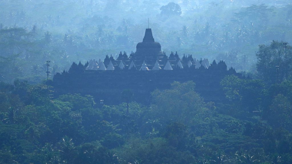 Sejumlah stupa Candi Borobudur dipasangi pelindung, seperti terlihat dari Punthuk Setumbu, Kabupaten Magelang, Jawa Tengah, Kamis (12/11/2020). 