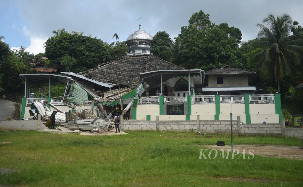 Masjid Al-Muhajirin yang rusak oleh gempa di Desa Gunungteguh, Kecamatan Sangkapura, Pulau Bawean, Kabupaten Gresik, Jawa Timur, Minggu (24/3/2024). 