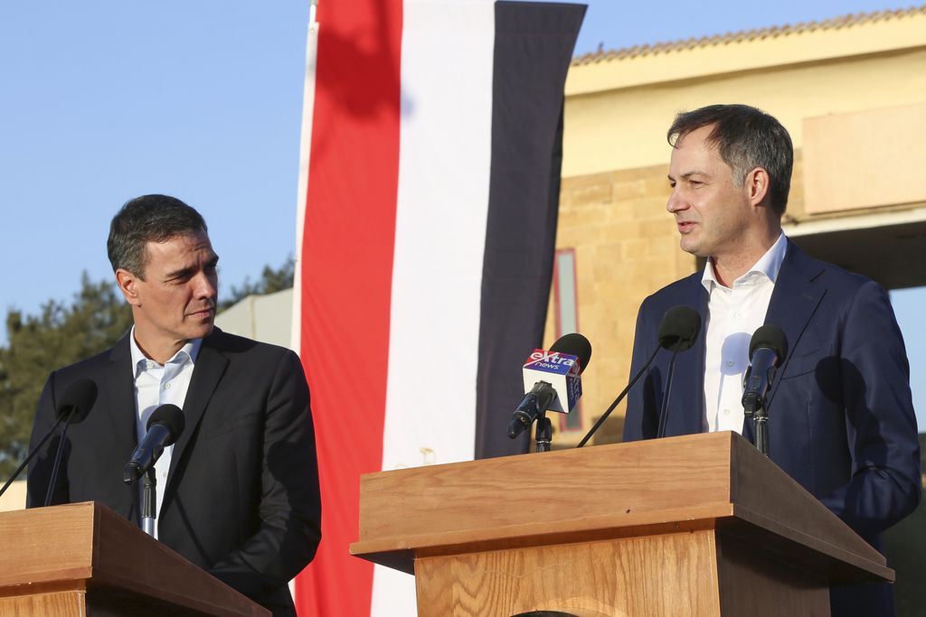 Perdana Menteri Spanyol Pedro Sanchez (kiri) dan PM Belgia Alexander de Croo mengunjungi perbatasan Gaza-Mesir, Jumat (24/11/2023). Pernyataan mereka di dekat pintu pelintasan Rafah itu memicu kemarahan Israel.