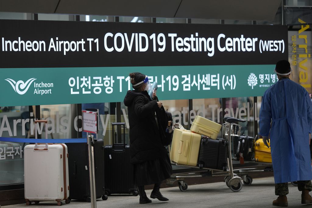Seorang perempuan yang tiba dari China masuk ke pusat tes Covid-19 di Bandara Internasional Incheon, Korea Selatan, 5 Januari 2023. 