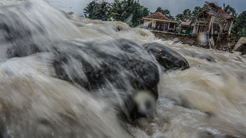 Situasi kerusakan pascabencana banjir bandang di Jasinga, Kabupaten Bogor, Jawa Barat, Selasa (7/9/2021). Musibah banjir bandang di aliran Sungai Cidurian terjadi pada Senin (6/9/2021) malam. Selain menghancurkan rumah warga, banjir bandang di wilayah ini juga memutus jembatan. 