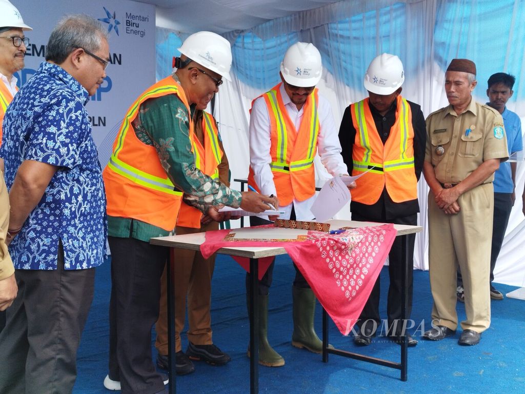 The signing of the document by the Government of Bangka Regency, Bangka Belitung Province, with the President Director of PT Maharaksa Biru Energi Tbk Bobby Gafur Umar (second from right) during the groundbreaking ceremony for the construction of the PT Mentari Biru Energi wood chip factory located in Air Duren Village, Mendobarat District, Bangka Regency, Bangka Belitung Islands Province, Monday (10/7/2023).