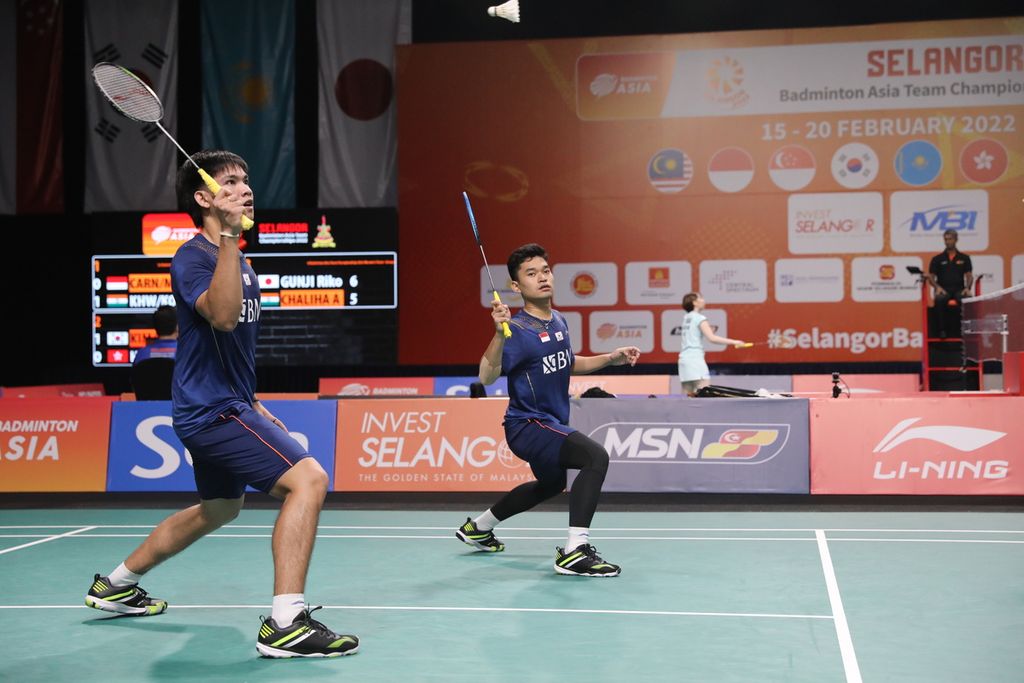 Ganda putra Indonesia, Leo Rolly Carnando/Daniel Marthin, saat tampil dalam penyisihan grup Kejuaraan Asia di Setia City Convention, Selangor, Malaysia, Jumat (18/2/2022).