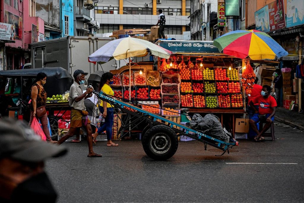 Penjual buah menunggu pelanggan di salah satu pusat perekonomian di Colombo, Sri Lanka. Pemerintah Sri Lanka berupaya mengatasi krisis mata uang yang menyebabkan kekhawatiran gagal bayar utang negara. 
