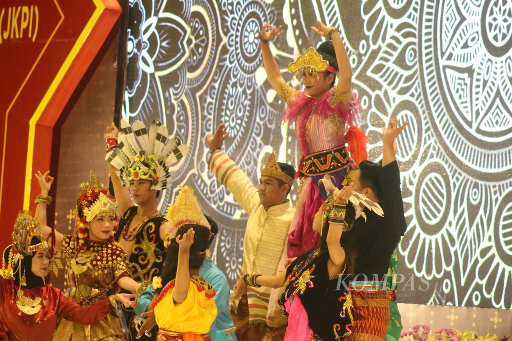 Tari Nusantara yang dipertunjukkan dalam Rapat Kerja Nasional (Rakernas) IX JKPI di Palembang, Sumatera Selatan, Kamis (3/11/2022). Kekayaan budaya dan sejarah menjadi potensi pariwisata yang besar bagi kemajuan daerah.