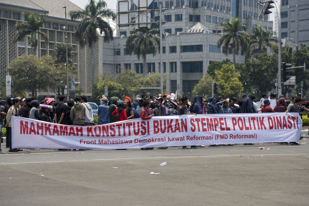 Spanduk dibentangkan peserta aksi yang berisi pesan tuntutan kepada Mahkamah Konstitusi untuk menolak permohonan gugatan syarat usia minimal calon presiden dan calon wakil presiden saat aksi di Patung Kuda Arjuna Wijaya, Jakarta, Senin (16/10/2023). 