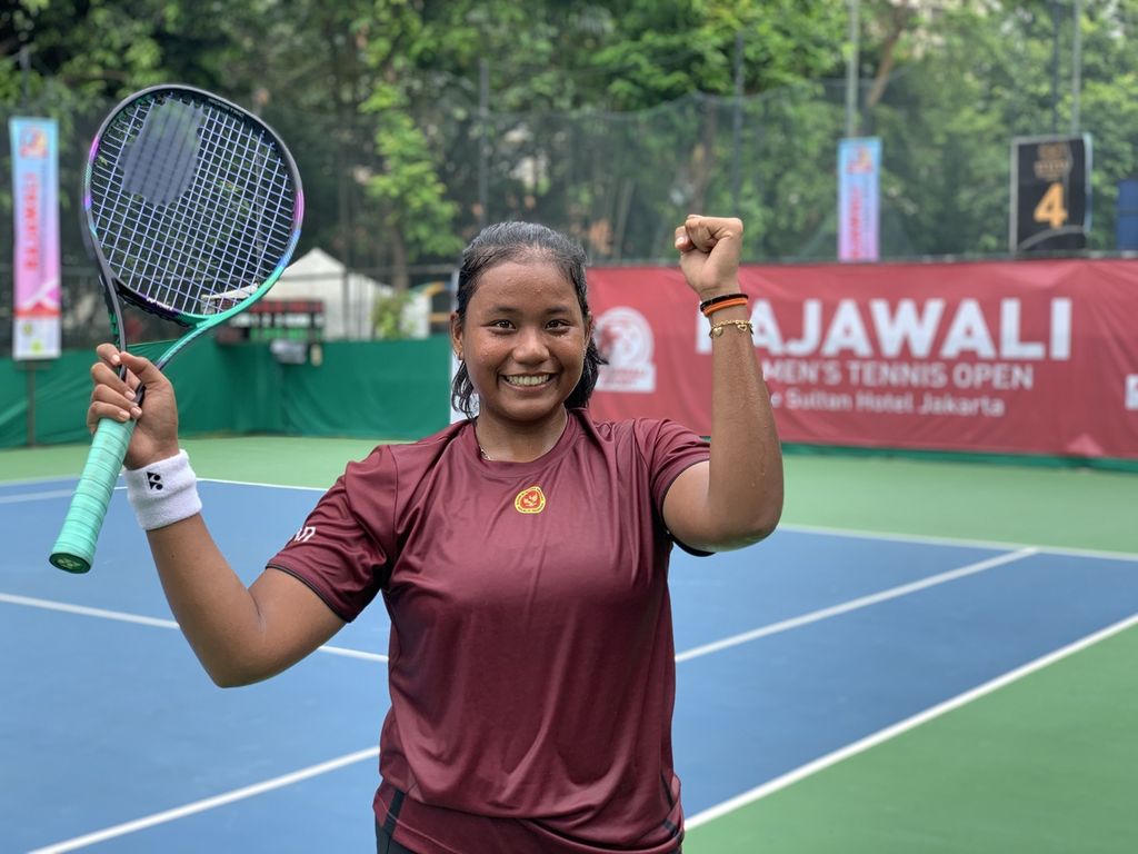 Fitriana Sabrina usai mengalahkan Kholisa Siti Maesaro, 6-1, 6-2 pada laga perempat final turnamen tenis putri Rajawali Terbuka 2022 di lapangan tenis Hotel Sultan, Jakarta, Jumat (2/12/2022). 
