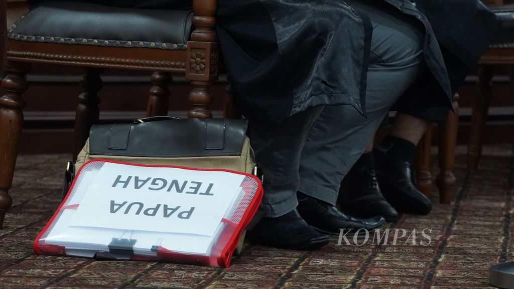 The legal representative of one of the applicants brought a file map during a hearing for the dispute of the results of the general election and legislative election in panel room 3 of the Constitutional Court, Jakarta, on Monday (29/4/2024).