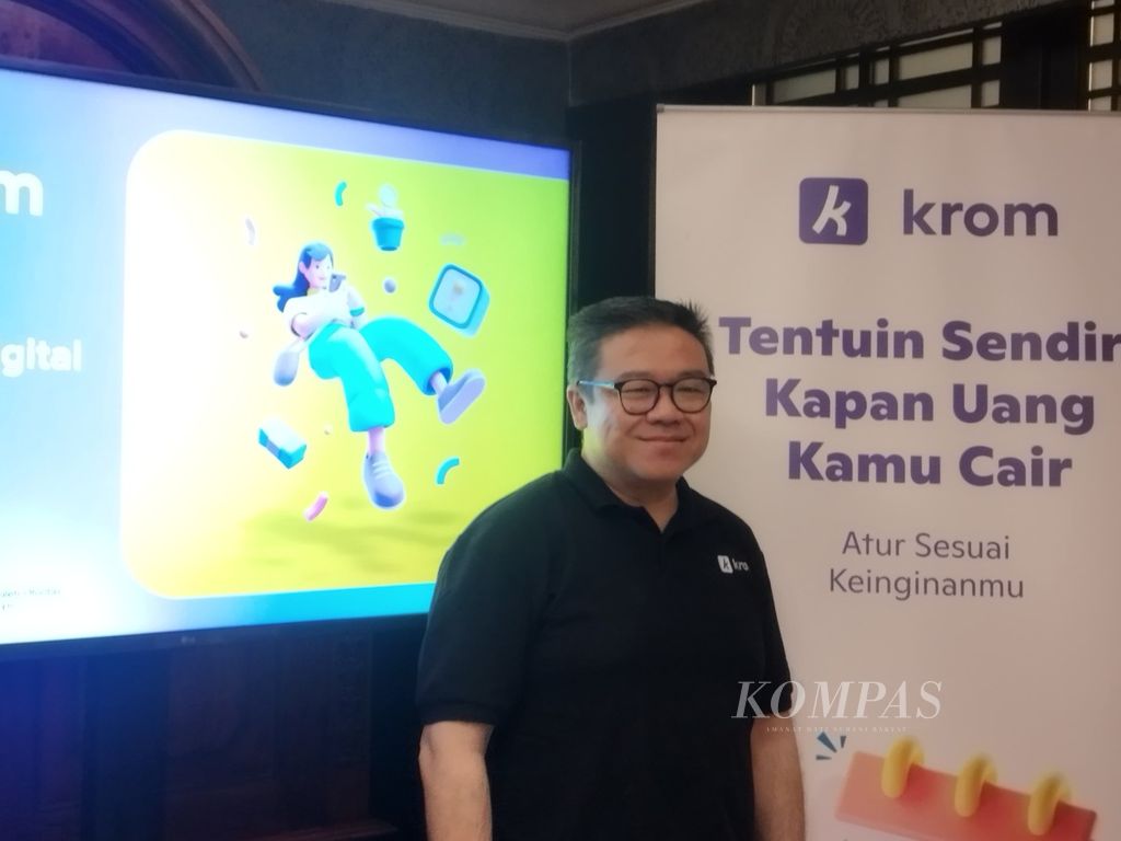 Presiden Direktur PT Krom Bank Indonesia Tbk Anton Hermawan memberikan keterangan kepada awak media, di Jakarta, Selasa (9/7/2024).