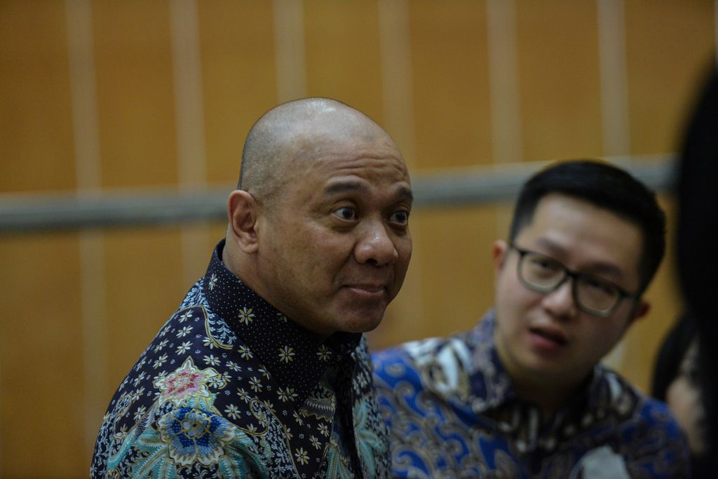Terdakwa Irjen Teddy Minahasa (kiri) berbincang dengan kuasa hukum setelah pembacaan vonis hakim kepada dirinya di Pengadilan Negeri Jakarta Barat, Selasa (9/5/2023). 