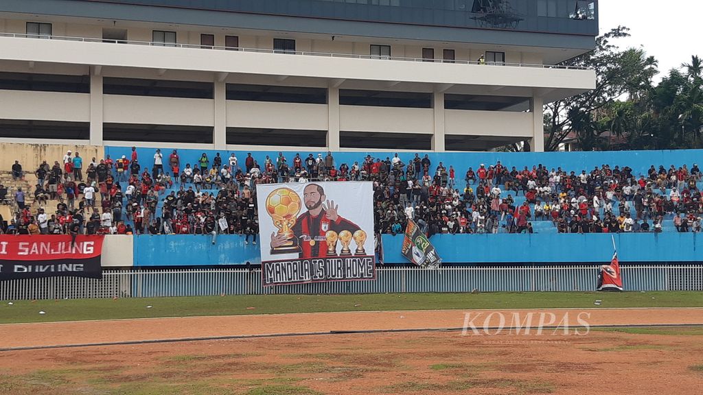 Pendukung Persipura Jayapura di Stadion Mandala Jayapura dalam pertandingan Liga 2.