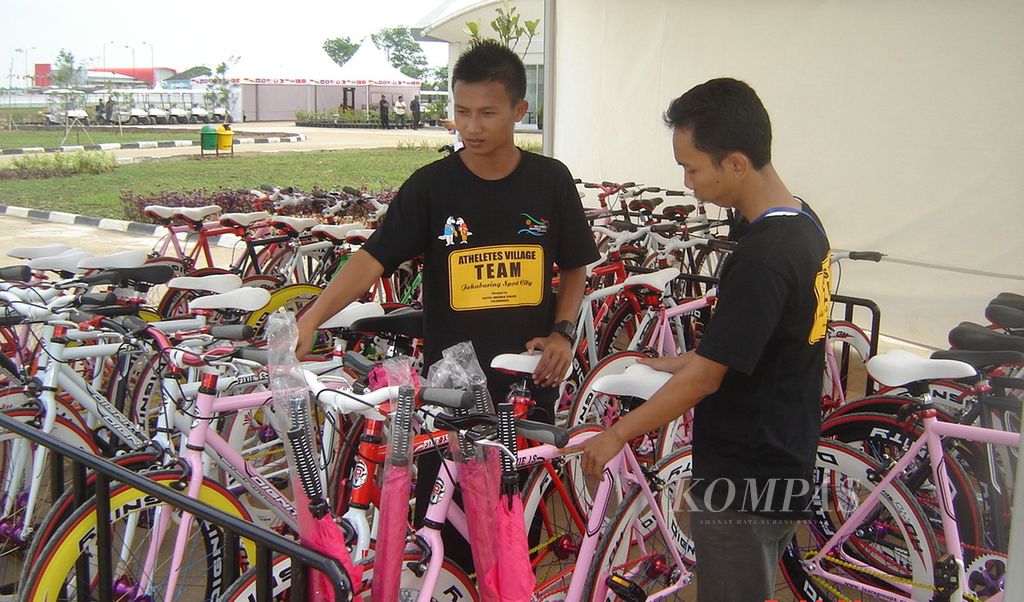 Sepeda-sepeda diparkir di pelataran Wisma Atlet dalam Kompleks Olahraga Jakabaring, Palembang, Sumatera Selatan. Sepeda menjadi salah satu alat transportasi yang diizinkan di Kompleks Jakabaring selama SEA Games, 11-22 November 2011. Panitia hanya mengizinkan kendaraan tanpa bahan bakar minyak beroperasi di kompleks itu. 