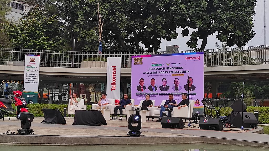 Suasana seusai peluncuran program <i>bundling </i>paket penjualan motor listrik Volta dan data seluler Telkomsel, Senin (20/3/2023), di Jakarta.