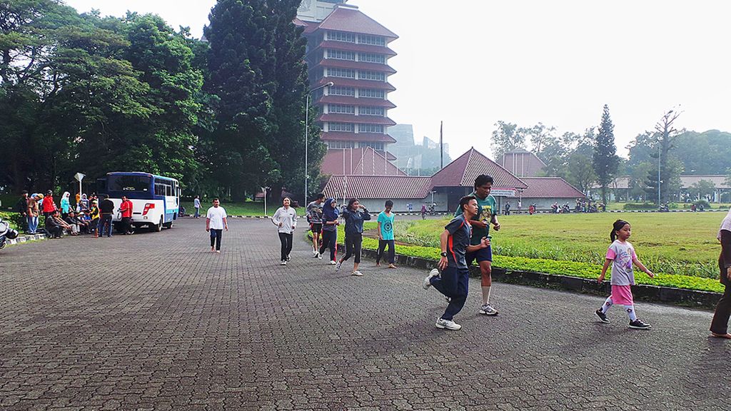 Warga melakukan aktivitas lari pagi di taman sekitar Balairung Universitas Indonesia, Depok, Jawa Barat, Sabtu (17/5). Aktivitas lari kini bukan semata untuk berolahraga, melainkan juga menjadi ajang rekreasi dan sosialisasi. 