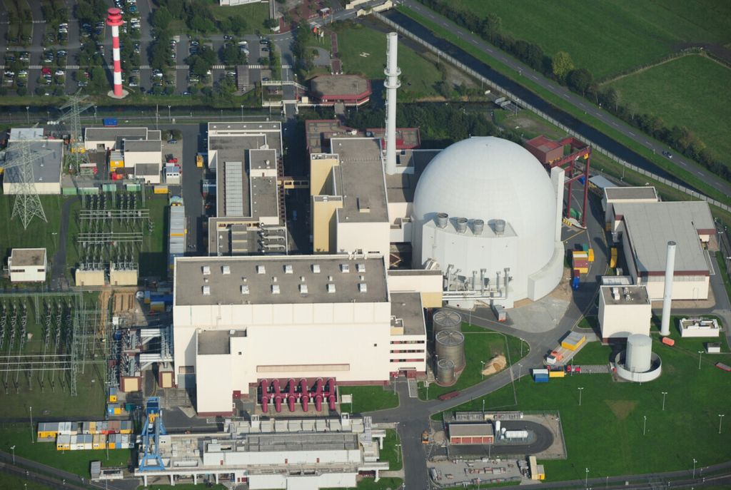 Foto pada 22 September 2010 memperlihatkan pemandangan dari udara pembangkit tenaga nuklir Brokdorf di Jerman utara. Jerman menutup tiga pembangkit tenaga nuklir, yakni Brokdorf, Grohnde, dan Gundremmingen, di tengah krisis nergi terburuk dalam sejarah Eropa pada 31 Desember 2021. 