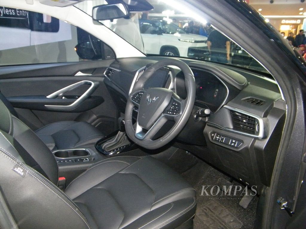 Interior Wuling New Almaz RS Pro bisa diamati seusai mobil tersebut diluncurkan di Jakarta, Kamis (5/10/2023).