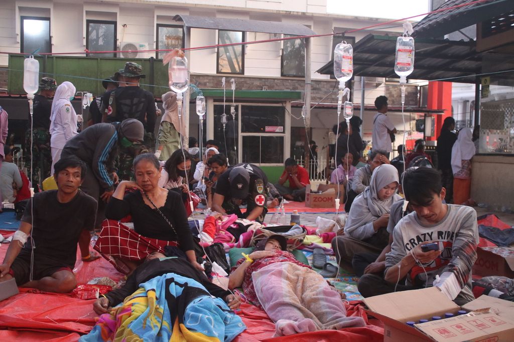 Sejumlah pasien terdampak gempa ditempatkan di halaman Rumah Sakit Umum Daerah Sayang, Cianjur, Jawa Barat, Senin (21/11/2022). Penanganan pasien dilakukan di luar ruangan karena khawatir terjadi gempa susulan.