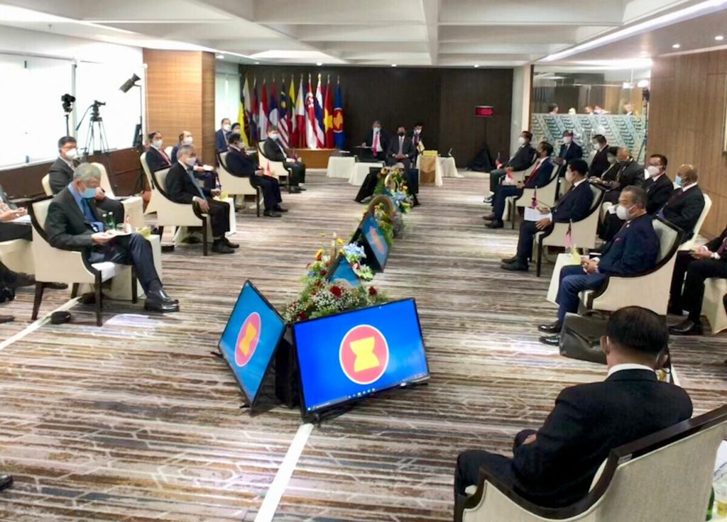 Foto yang diambil pada 24 April 2021 dan dirilis oleh Istana Kepresidenan RI ini memperlihatkan para pemimpin ASEAN menggelar pertemuan tingkat tinggi luar biasa, khusus membahas krisis Myanmar, di Kantor Sekretariat ASEAN, Jakarta. 