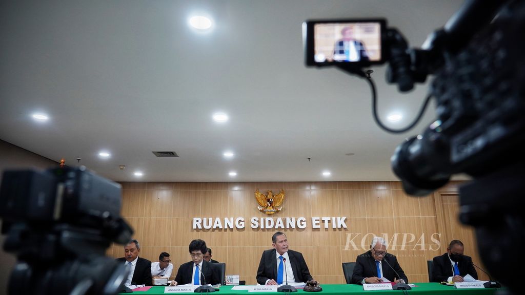 Suasana para Majelis Dewan Pengawas Komisi Pemberantasan Korupsi (KPK) membacakan putusan dalam Sidang Putusan Etik terhadap Ketua KPK nonaktif Firli Bahuri di Gedung Anti-Corruption Learning Center (ACLC) KPK, Jakarta, Rabu (27/12/2023). 