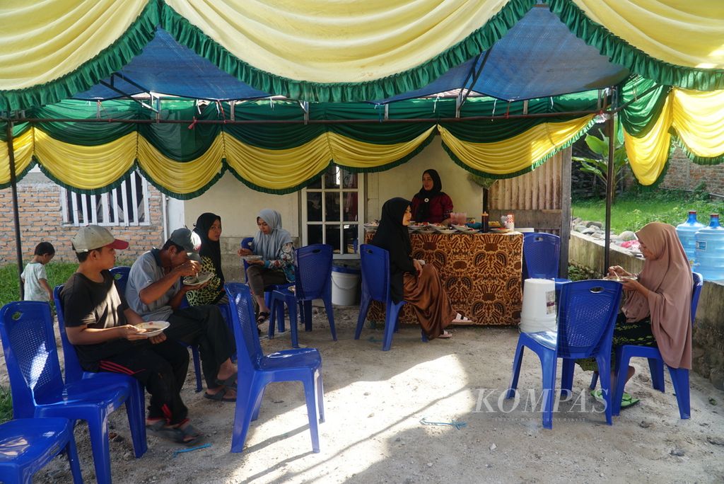 Warga menyantap soto padang seusai mencoblos di TPS 26 Kelurahan Dadok Tunggul Hitam, Kecamatan Koto Tangah, Kota Padang, Sumatera Barat, Rabu (14/2/2024). 