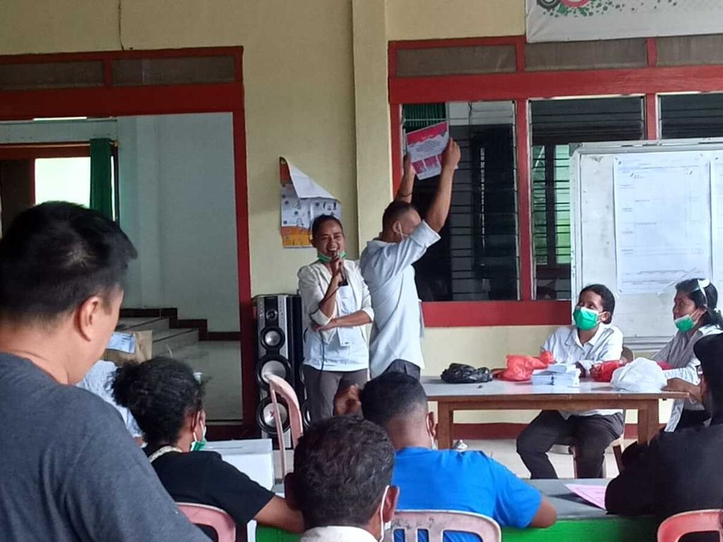 Penghitungan suara dalam pilkada di Timor Tengah Utara, Rabu (9/12/2021). 