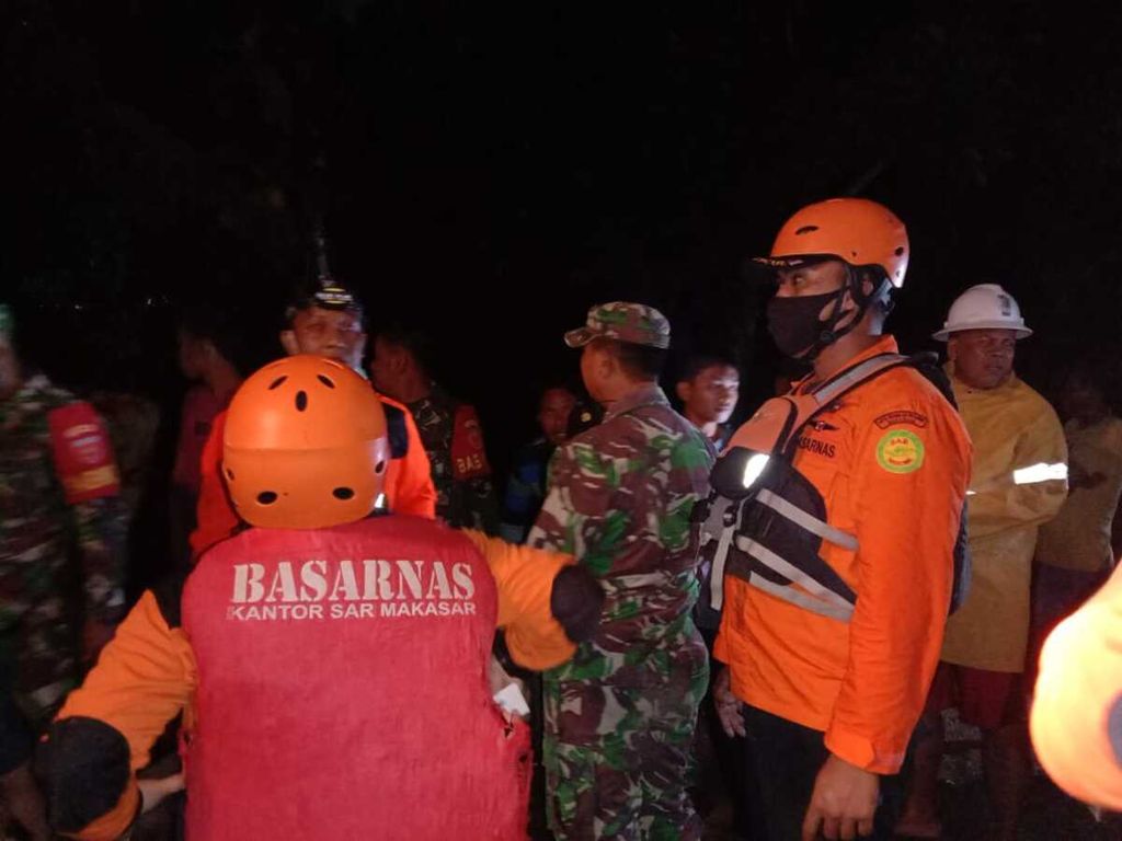 Tim Basarnas Sulawesi Selatan melakukan evakuasi korban banjir di Luwu, Sulawesi Selatan, Minggu (3/1/2021) malam. Sejumlah kecamatan diterjang banjir bandang dan longsor akibat hujan deras yang memicu luapan sejumlah sungai.
