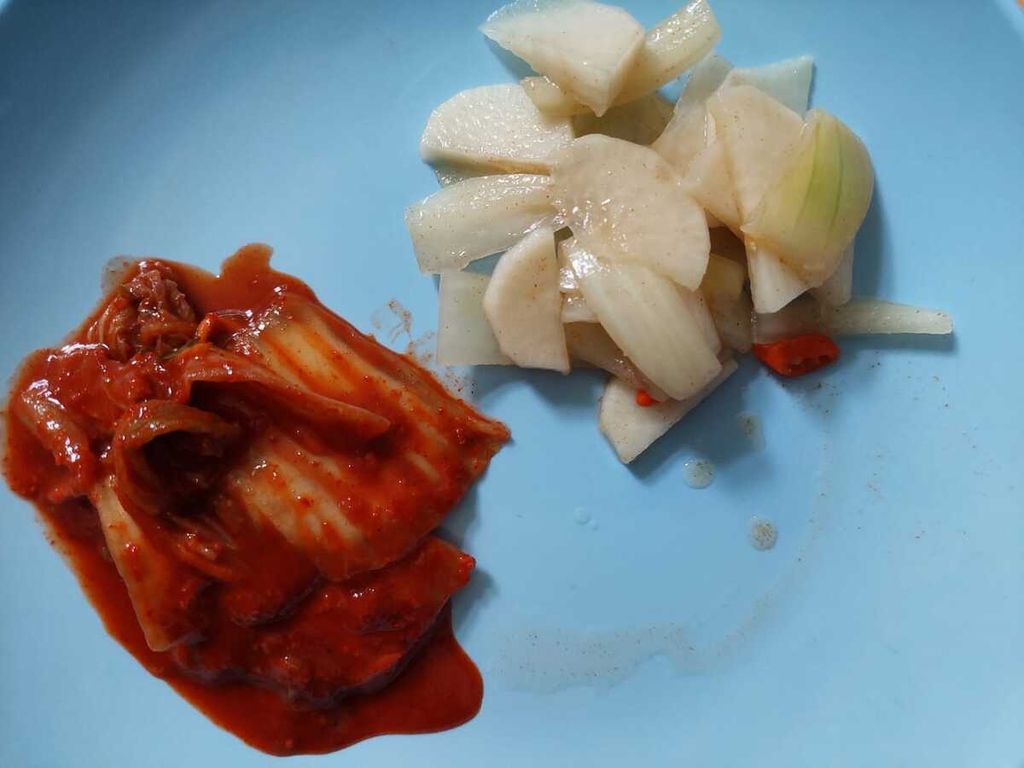 Acar lobak putih dan kimchi bisa disantap sebagai hidangan pelengkap makanan utama.