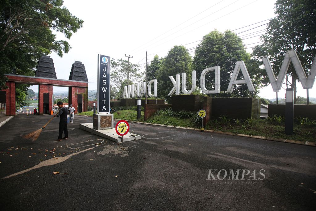 Suasana di gerbang masuk Waduk Darma di Kabupaten Kuningan, Jawa Barat, Senin (22/4/2024). Waduk Darma akan menjadi start sesungguhnya balapan sepeda jarak jauh Cycling de Jabar 2024. Pantai Pangandaran menjadi finis dari ajang balapan sepeda tahunan ini.