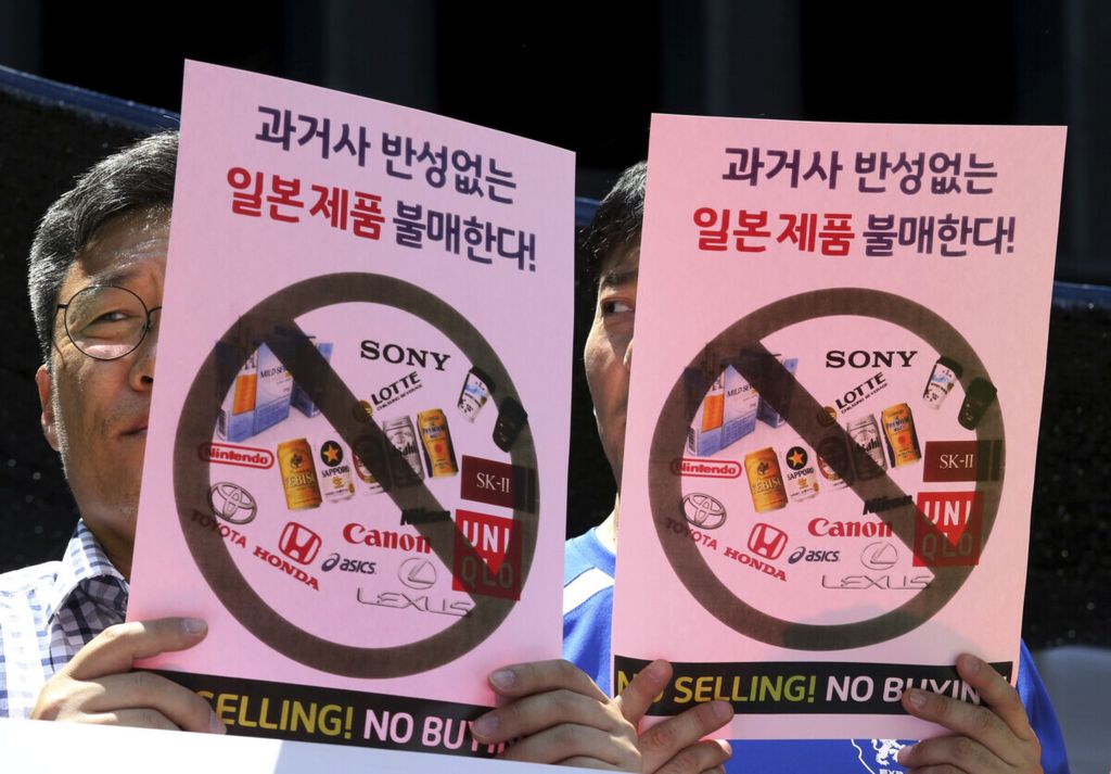 Pedagang Korea Selatan menghadiri rapat umum mengecam keputusan Pemerintah Jepang terkait ekspor ke Korsel di depan Kedutaan Besar Jepang di Seoul, 5 Juli 2019. Jepang memberlakukan kontrol lebih ketat terhadap ekspor bahan-bahan utama yang digunakan untuk membuat semikonduktor dan <i>display</i>. 