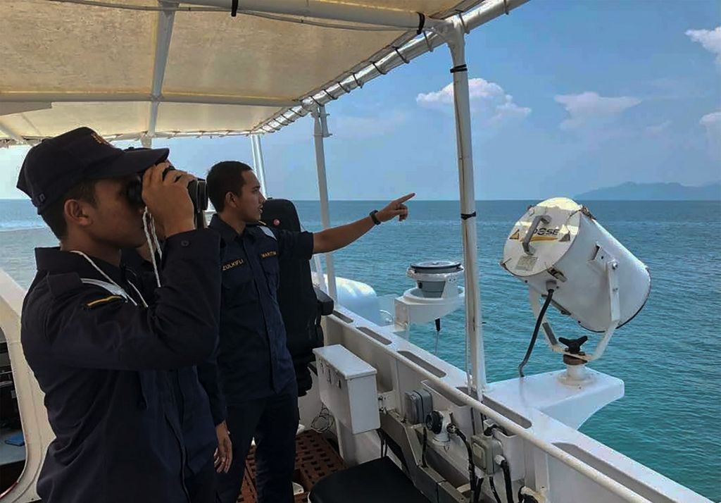Foto tanpa tanggal yang dirilis Badan Pengamanan Maritim Malaysia pada 2 April 2018 ini memperlihatkan personel Badan Pengamanan Maritim Malaysia berpatroli di perairan lepas Pulau Langkawi, Malaysia.