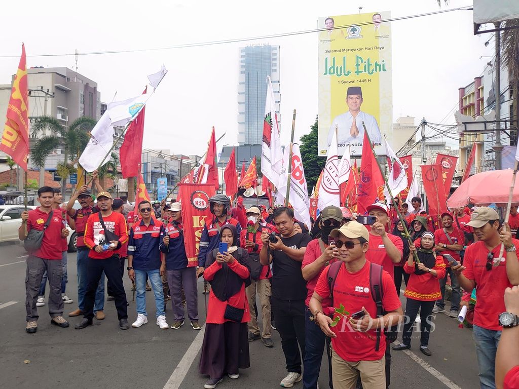 Para buruh menggelar aksi berjalan kaki dan unjuk rasa untuk memperingati Hari Buruh Internasional di Bandar Lampung, Rabu (1/5/2024). 