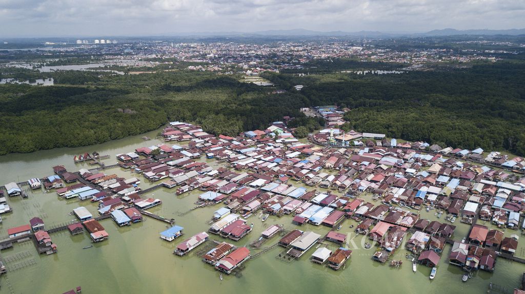 Foto udara kawasan Bontang Kuala, Kota Bontang, Kalimantan Timur, Jumat (9/6/2023). Bontang Kuala merupakan pemukiman nelayan yang berdiri di atas laut.