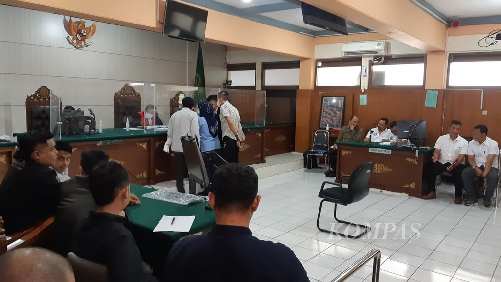 Suasana lanjutan sidang gugatan perdata dari tujuh korban Tragedi Kanjuruhan terhadap sejumlah pihak, Selasa (14/2/2023), di Pengadilan Negeri Malang. Pada pertemuan kali ini dilakukan mediasi pertama kali antara pihak penggugat dan tergugat.