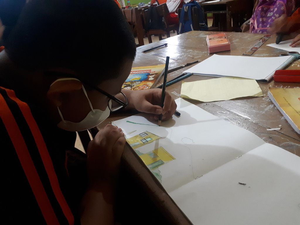 Seorang anak kelas IV menggambar sambil tetap menggunakan masker sebagai bentuk antisipasi penularan Covid-19 di SD Petamburan 4, Tanah Abang, Jakarta Pusat, Kamis (3/11/2022).