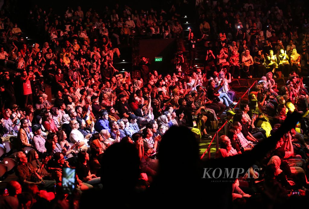 Penonton menikmati Konser Perjalanan 45 Tahun Dedikasi Musikal Fariz RM di Balai Sarbini, Jakarta, Jumat (26/5/2023) malam.