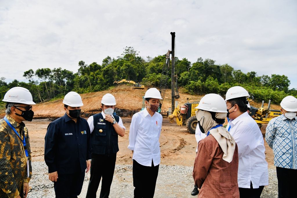 Presiden Joko Widodo meninjau lokasi yang akan dibangun menjadi perusahaan pengolah batubara menjadi dimetil eter di Kabupaten Muara Enim, Sumatera Selatan, Senin (24/1/2022). 