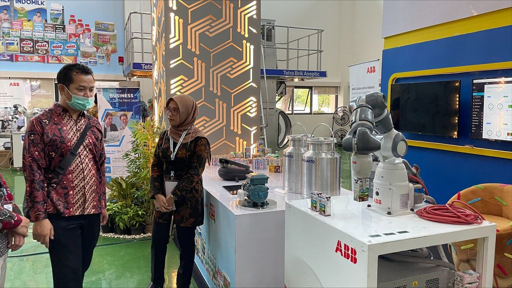 Pameran penerapan teknologi berbasis automasi yang sudah digunakan oleh perusahaan susu dalam Peluncuran Akbar Pusat Industri Digital 4.0 di Jakarta, Selasa (14/3/2023).