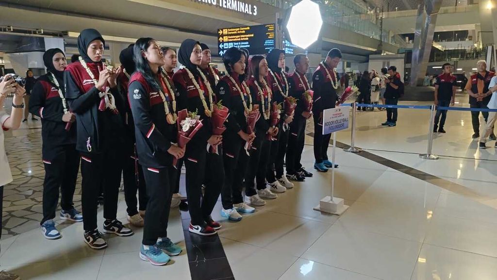 Tim nasional bola voli putri dipimpin manajer tim Loudry Maspaitella tiba di Bandara Soekarno-Hatta, 15 Mei 2023, usai berlaga pada SEA Games Kamboja 2023.