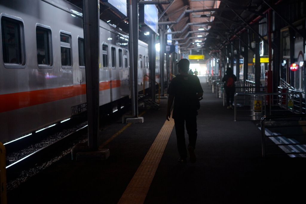 Aktivitas perjalanan penumpang di Stasiun Tawang, Kota Semarang, Jawa Tengah, Rabu (9/3/2022).