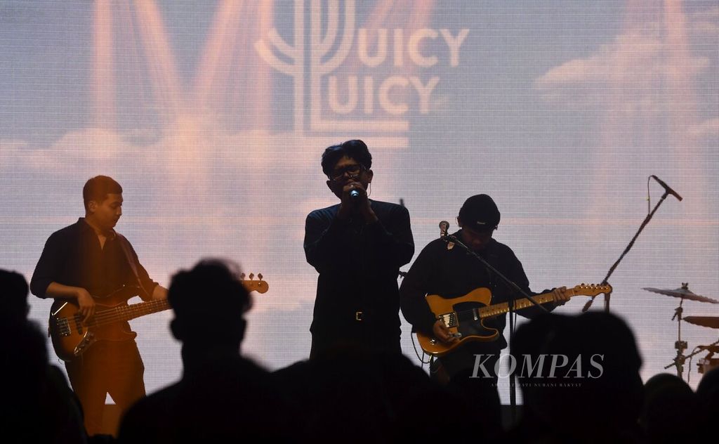 Penampilan Juicy Luicy, band asal Bandung, memeriahkan hari pertama ajang Kompasfest 2022 Presented by BNI di M Bloc Space, Jakarta, Jumat (19/8/2022). Juicy Luicy yang mengusung aliran pop tersebut dikenal oleh para penggemarnya dengan lagu hit "Lantas" dan "Tampar".
