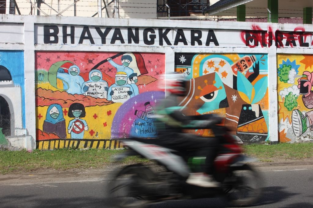 Salah satu mural di Kota Banda Aceh, Provinsi Aceh kampanye, melawan penyebaran Covid-19, Sabtu (6/8/2022). Selain persoalan Covid-19, Aceh harus berusaha keras untuk mencegah penyebaran paham radikal yang menjadi cikal gerakan terorisme.