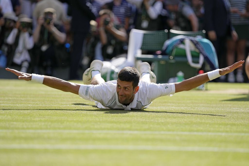 Selebrasi Novak Djokovic setelah mengalahkan Nick Kyrgios pada laga final tunggal putra turnamen tenis Grand Slam Wimbledon di The All England Tennis Club, Wimbledon, London, Minggu (10/7/2022).  Kemenangan ini menjadi trofi Grand Slam ke-21 Djokovic sepanjang kariernya.