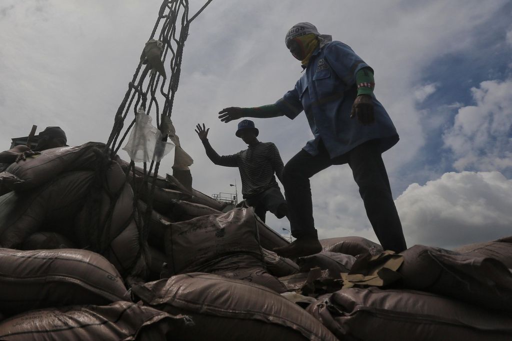 Buruh harian membongkar gula rafinasi yang didatangkan dari India dengan menggunakan Kapal Margaret SW di Pelabuhan Tanjung Priok, Jakarta Utara, Selasa (6/4/2021). 