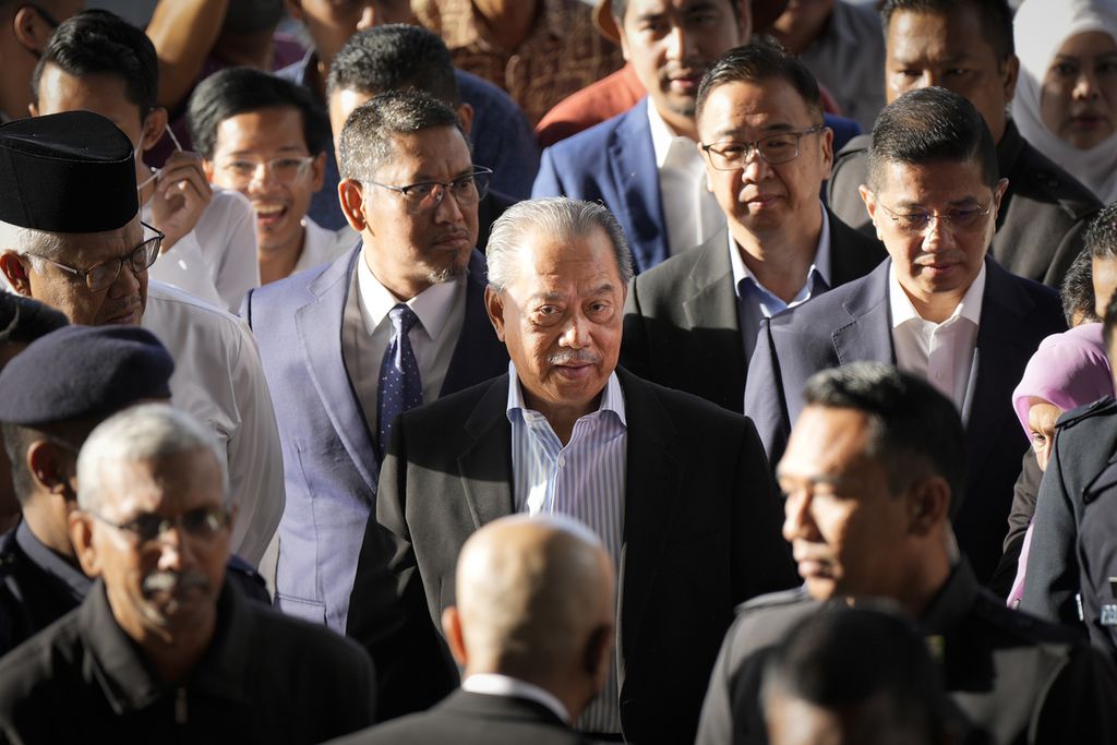 Mantan Perdana Menteri Malaysia Muhyiddin Yassin (tengah) tiba di gedung pengadilan untuk menjalani persidangan dalam kasus dakwaan korupsi di Kuala Lumpur, Malaysia, Jumat (10/3/2023). 